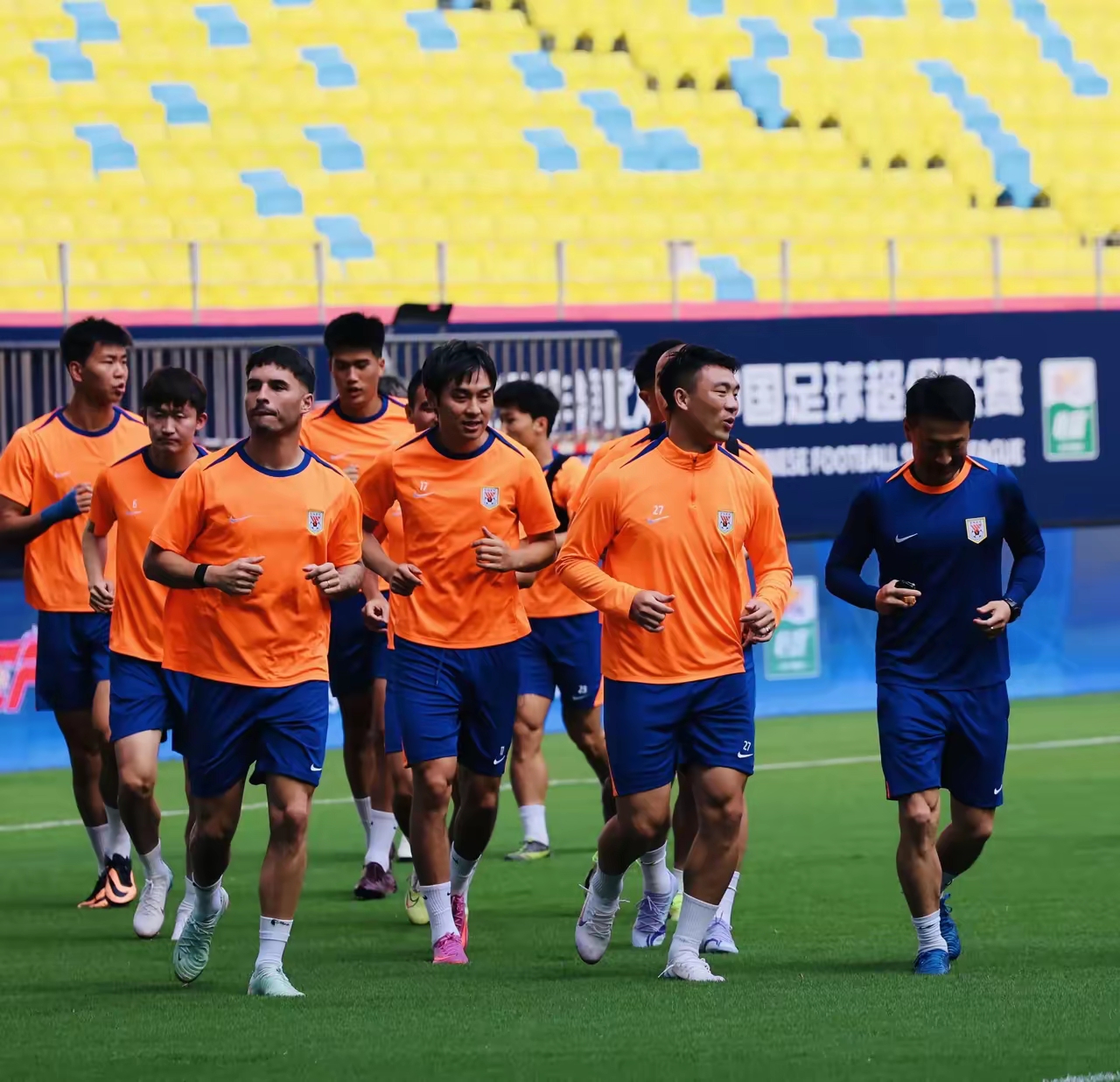 包含今夜体能课后,新疆广汇队长鼓劲备战欧冠,震撼外界,赛程密集仍需轮换的词条 包含今夜体能课后,新疆广汇队长鼓劲备战欧冠,震撼外界,赛程密集仍需轮换的词条